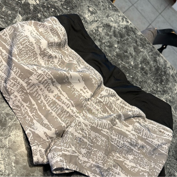 Nike women’s Ohio State Buckeyes gray and black shorts… Size medium - Picture 8 of 11